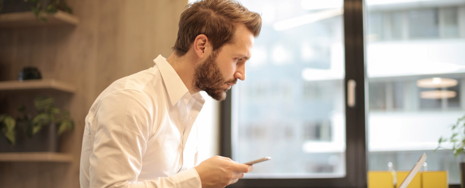 Homme avec un smartphone