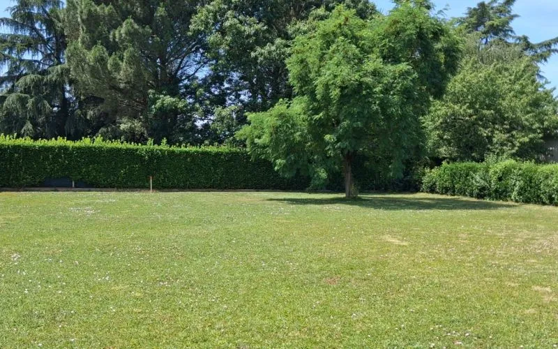 Terrain à bâtir de 900 m² à LESCURE-D'ALBIGEOIS (81)
